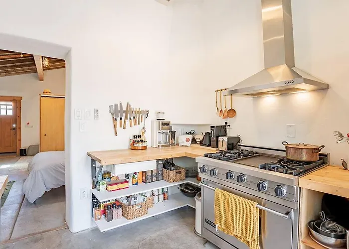 Barrio - Historic 1900 Adobe In Downtown Apartment